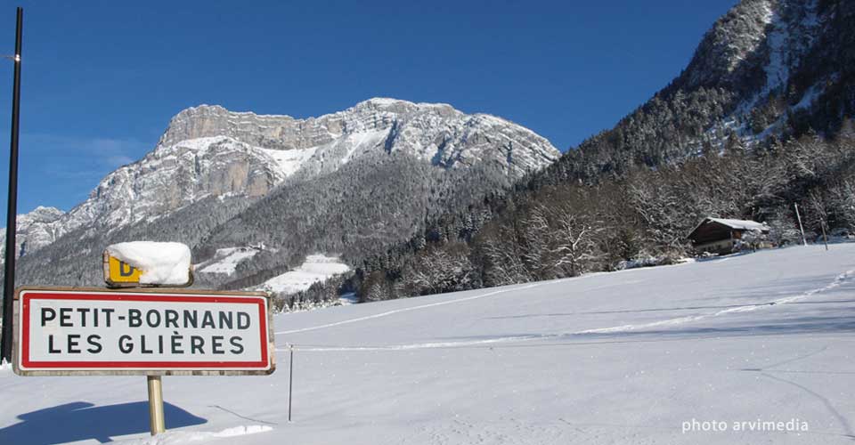 Le village de Petit Bornand Les Glières est situé tout proche des stations de la clusaz et du grand bornand photo arvimedia