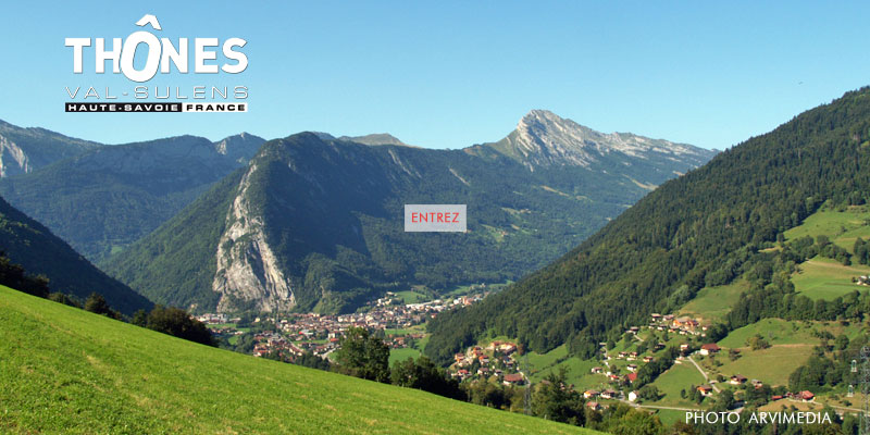 La ville de Thônes est Située à 20 km de la ville d'Annecy et 10 km des stations de ski de La Clusaz et du Grand Bornand.